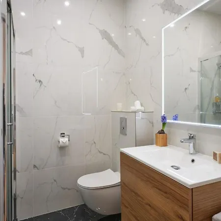 Sunlight - Daffia - Beautifully Renovated Studio, Pad In *